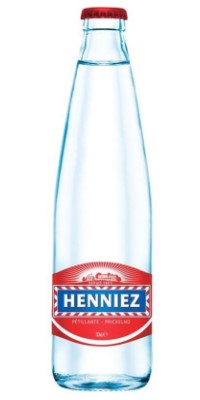 Henniez rot mit CO2 Glas